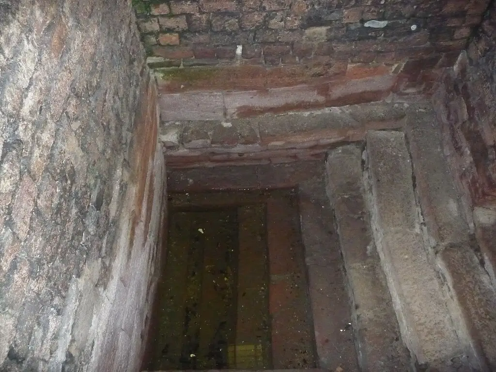 Một mikveh cổ bằng đá và gạch do người Do Thái sử dụng để thanh tẩy, nằm ở thành phố Worms, Đức.